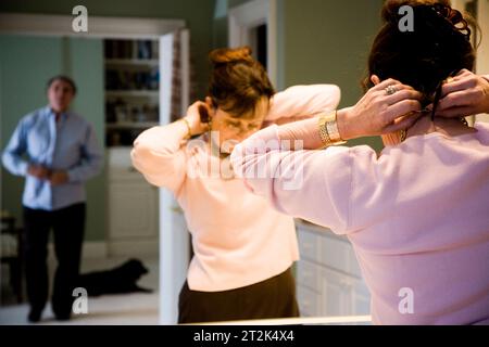 Ein verheiratetes Paar macht sich bereit für einen Abend in der Stadt. Stockfoto