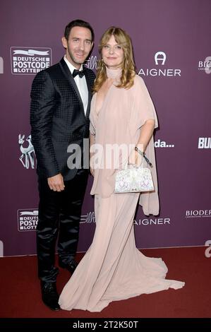 Marcel Remus und Nastassja Kinski zum Tribut an Bambi 2023 im JW Marriott Hotel. Berlin, 19.10.2023 *** Marcel Remus und Nastassja Kinski beim Tribute to Bambi 2023 im JW Marriott Hotel Berlin, 19 10 2023 Foto:XF.xKernx/xFuturexImagex Tribute bambi 3035 Credit: Imago/Alamy Live News Stockfoto
