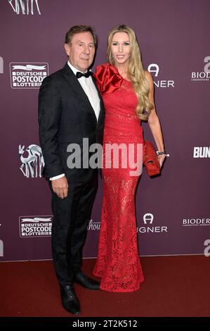 Ralph Piller und Sabine Piller zum Tribut to Bambi 2023 im JW Marriott Hotel. Berlin, 19.10.2023 *** Ralph Piller und Sabine Piller beim Tribute to Bambi 2023 im JW Marriott Hotel Berlin, 19 10 2023 Foto:XF.xKernx/xFuturexImagex Tribute bambi 3047 Credit: Imago/Alamy Live News Stockfoto