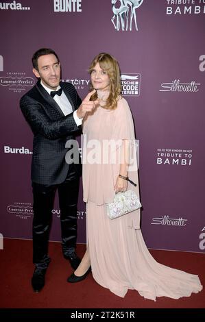 Marcel Remus und Nastassja Kinski zum Tribut an Bambi 2023 im JW Marriott Hotel. Berlin, 19.10.2023 *** Marcel Remus und Nastassja Kinski beim Tribute to Bambi 2023 im JW Marriott Hotel Berlin, 19 10 2023 Foto:XF.xKernx/xFuturexImagex Tribute bambi 3034 Credit: Imago/Alamy Live News Stockfoto