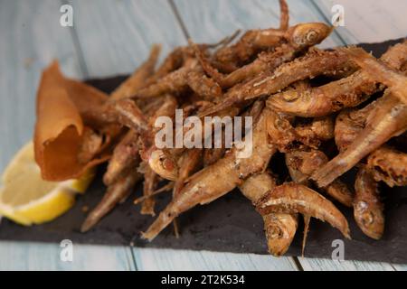 FRITTIERTE MEERESFRÜCHTE, REZEPT FÜR FISCH, GEROCHEN UND GEBRATENE PITA, ZITRONE Stockfoto