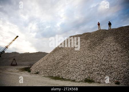 Zwei Männer stehen auf einem Haufen Austernschalen in Apalachicola, FL. Stockfoto