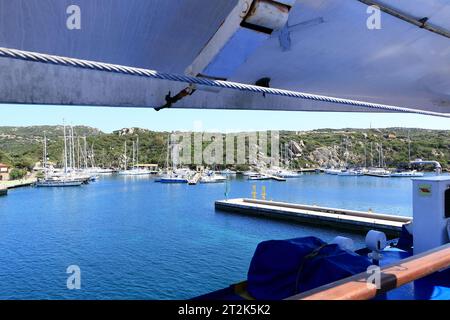 Mai 27 2023 - Santa Teresa Gallura, Sardinien in Italien: Schöner Tag im Hafen von Santa Teresa Stockfoto