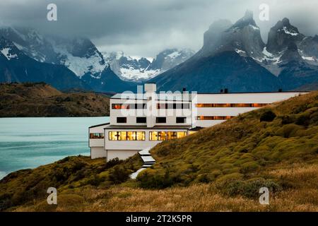 Ein Hotel mit einer beeindruckenden Aussicht auf Berge, Seen und Gletscher in einem wilden Nationalpark Stockfoto