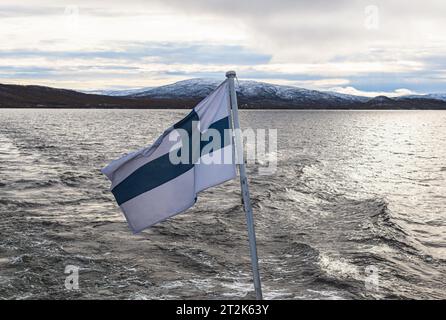 Die finnische Flagge winkt im See im Wind Stockfoto