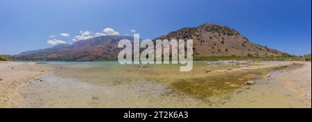 Kretas einziger See, Kournas See, in der Nähe von Rethymno, Insel Kreta, Griechenland (Panoramablick) Stockfoto