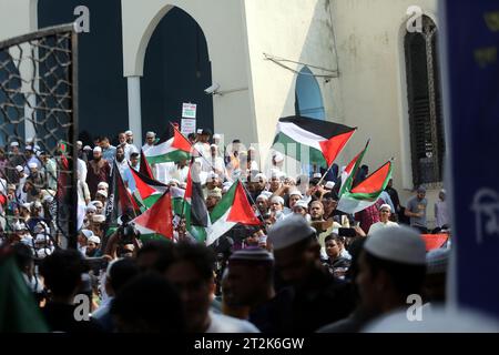 Dhaka, Wari, Bangladesch. Oktober 2023. Bangladeschische Muslime versammeln sich nach dem Gebet am Freitag in Dhaka, Bangladesch am 20. Oktober 2023 in der Baitul Mukarram Nationalmoschee zu einem solidarischen Protest mit dem palästinensischen Volk. (Kreditbild: © Habibur Rahman/ZUMA Press Wire) NUR REDAKTIONELLE VERWENDUNG! Nicht für kommerzielle ZWECKE! Stockfoto