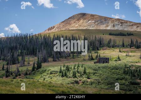 Eine eingestürzte Hütte in der Geisterstadt Summitville im Südwesten von Colorado. Stockfoto