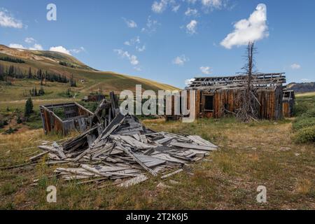 Eine eingestürzte Hütte in der Geisterstadt Summitville im Südwesten von Colorado. Stockfoto