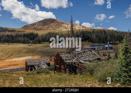 Eine eingestürzte Hütte in der Geisterstadt Summitville im Südwesten von Colorado. Stockfoto