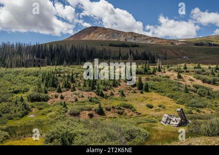 Eine eingestürzte Hütte in der Geisterstadt Summitville im Südwesten von Colorado. Stockfoto