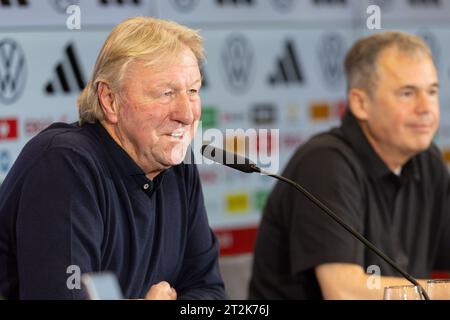 20. Oktober 2023, Hessen, Frankfurt/Main: Fußball: Nationalmannschaft, Frauen, Pressekonferenz mit dem neuen Interims-Nationaltrainer. Der neue Interims-Nationaltrainer der Frauennationalmannschaft, Horst Hrubesch (l), spricht auf der Pressekonferenz neben DFB-Geschäftsführer Andreas Rettig vor Journalisten. Foto: Jürgen Kessler/dpa Stockfoto