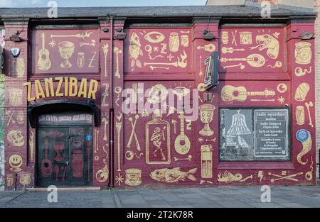 Liverpool, Großbritannien - 09. Oktober 2023 - Außenansicht des Sansibar Clubs und der Bar in der Seel Street. Wunderschön von der farbenfrohen Fassade, die das Auge auf sich zieht, eine von Liv Stockfoto