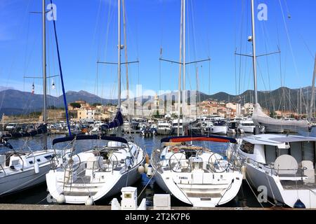 2. Juni 2023 - Saint-Florent, Korsika in Frankreich: Boote am Fischerhafen in der Nähe des Golfs Stockfoto