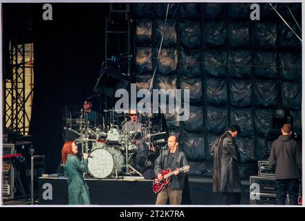 GARBAGE, EDINBURGH, 1999: Die Rockband Garbage Soundcheck in den Princes Street Gardens in Edinburgh, Schottland, Großbritannien, bevor sie bei der Eröffnung des schottischen Parlaments am 1. Juli 1999 ihren Auftritt feierte. Shirley Manson, die rothaarige Leadsängerin der Band, stammt aus Schottland, der Rest der Band stammt aus Wisconsin. Foto: Rob Watkins Stockfoto