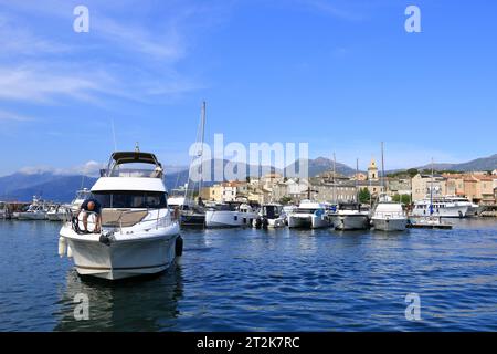 2. Juni 2023 - Saint-Florent, Korsika in Frankreich: Boote am Fischerhafen in der Nähe des Golfs Stockfoto