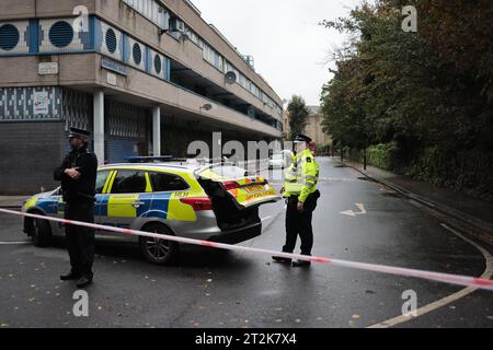 London, Großbritannien. Oktober 2023. Ein Polizeikabel am Tatort in der Kensal Road, Notting Hill, West London, wo gestern Abend ein Mann erstochen wurde. Foto: Ben Cawthra/SIPA USA Credit: SIPA USA/Alamy Live News Stockfoto