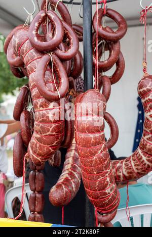 Traditionelle türkische Sucuks auf einem kulinarischen Festival in der Stadt Adana in der Türkei, Nahaufnahme, Outdoor-Fotografie Stockfoto