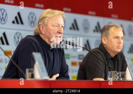 20. Oktober 2023, Hessen, Frankfurt/Main: Fußball: Nationalmannschaft, Frauen, Pressekonferenz mit dem neuen Interims-Nationaltrainer. Der neue Interims-Nationaltrainer der Frauennationalmannschaft, Horst Hrubesch (l), spricht auf der Pressekonferenz neben DFB-Geschäftsführer Andreas Rettig. Foto: Jürgen Kessler/dpa Stockfoto