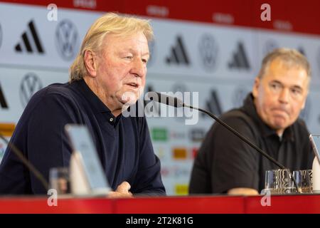 20. Oktober 2023, Hessen, Frankfurt/Main: Fußball: Nationalmannschaft, Frauen, Pressekonferenz mit dem neuen Interims-Nationaltrainer. Der neue Interims-Nationaltrainer der Frauennationalmannschaft, Horst Hrubesch (l), spricht auf der Pressekonferenz neben DFB-Geschäftsführer Andreas Rettig. Foto: Jürgen Kessler/dpa Stockfoto