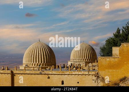 Dach der Zinciriye Medresesi oder Sultan Isa Madrasa bei Dämmerung in Mardin, Stockfoto