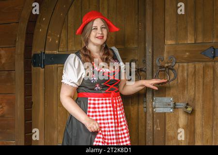 Fantasy Porträt Ukrainisches Happy Girl schaut in die Kamera. Authentische Frau hält Sonnenblume. Lange Haare fliegen im Winde. Art Photo Levitation. Nationa Stockfoto