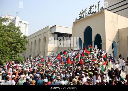 Dhaka, Bangladesch. Oktober 2023. Bangladeschische Muslime versammeln sich nach dem Gebet am Freitag in Dhaka, Bangladesch am 20. Oktober 2023 in der Baitul Mukarram Nationalmoschee zu einem solidarischen Protest mit dem palästinensischen Volk. Foto: Habibur Rahman/ABACAPRESS.COM Credit: Abaca Press/Alamy Live News Stockfoto