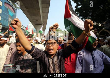 Dhaka, Bangladesch. Oktober 2023. Bangladeschische Muslime versammeln sich nach dem Gebet am Freitag in Dhaka, Bangladesch am 20. Oktober 2023 in der Baitul Mukarram Nationalmoschee zu einem solidarischen Protest mit dem palästinensischen Volk. Foto: Habibur Rahman/ABACAPRESS.COM Credit: Abaca Press/Alamy Live News Stockfoto