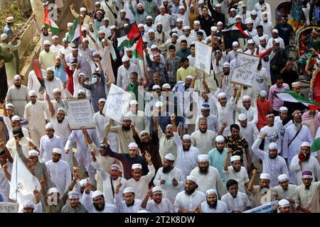 Dhaka, Bangladesch. Oktober 2023. Bangladeschische Muslime versammeln sich nach dem Gebet am Freitag in Dhaka, Bangladesch am 20. Oktober 2023 in der Baitul Mukarram Nationalmoschee zu einem solidarischen Protest mit dem palästinensischen Volk. Foto: Habibur Rahman/ABACAPRESS.COM Credit: Abaca Press/Alamy Live News Stockfoto