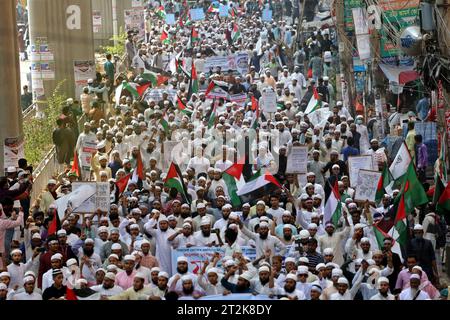 Dhaka, Bangladesch. Oktober 2023. Bangladeschische Muslime versammeln sich nach dem Gebet am Freitag in Dhaka, Bangladesch am 20. Oktober 2023 in der Baitul Mukarram Nationalmoschee zu einem solidarischen Protest mit dem palästinensischen Volk. Foto: Habibur Rahman/ABACAPRESS.COM Credit: Abaca Press/Alamy Live News Stockfoto