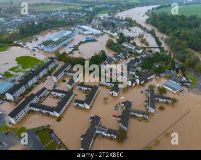 Brechin, Schottland, Großbritannien. Oktober 2023. Luftaufnahmen von Brechin, nachdem der Fluss South Esk am Freitag in den frühen Morgenstunden sein Ufer bricht. Viele Straßen am Fluss sind überflutet und die Bewohner wurden am Donnerstagabend bis Freitagmorgen evakuiert. Storm Babet hat in den letzten 24 Stunden außergewöhnlich starke Regenfälle und Winde hervorgebracht. Iain Masterton Stockfoto