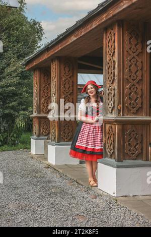 Fantasy Porträt Ukrainisches Happy Girl schaut in die Kamera. Authentische Frau hält Sonnenblume. Lange Haare fliegen im Winde. Art Photo Levitation. Nationa Stockfoto