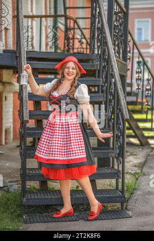 Fantasy Porträt Ukrainisches Happy Girl schaut in die Kamera. Authentische Frau hält Sonnenblume. Lange Haare fliegen im Winde. Art Photo Levitation. Nationa Stockfoto