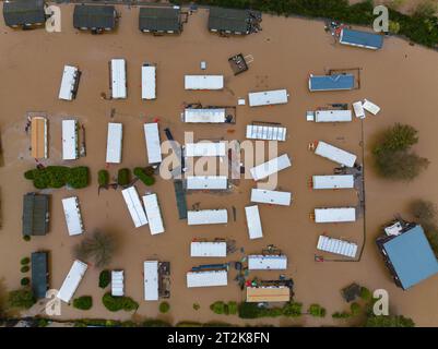 Brechin, Schottland, Großbritannien. Oktober 2023. Der Caravan Park East Mill Road in Brechin, nachdem der Fluss South Esk am Freitag in den frühen Morgenstunden seine Ufer durchbricht. Viele Straßen am Fluss sind überflutet und die Bewohner wurden am Donnerstagabend bis Freitagmorgen evakuiert. Storm Babet hat in den letzten 24 Stunden außergewöhnlich starke Regenfälle und Winde verursacht. Iain Masterton Stockfoto