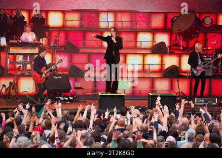 Leadsänger Jarvis Cocker trat mit Pulp im Castlefield Bowl in Manchester auf. Es ist der erste Auftritt von Pulp in Manchester seit 22 Jahren. Stockfoto