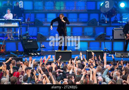 Leadsänger Jarvis Cocker trat mit Pulp im Castlefield Bowl in Manchester auf. Es ist der erste Auftritt von Pulp in Manchester seit 22 Jahren. Stockfoto