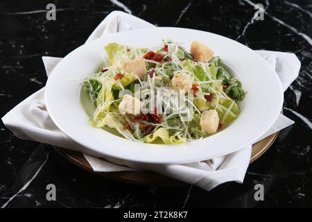 Caesar Salad on White Plate Fine Dining Restaurant Stockfoto