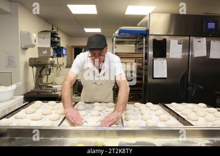 Baker Gary Bland bereitet Stotties in der Big River Bäckerei in Newcastle vor, die von Andy Haddon gegründet wurde. Eine kleine Bäckerei, die die lokale Gemeinde serviert Stockfoto