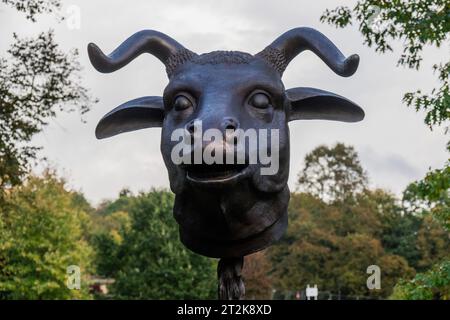 Yorkshire, Großbritannien. Oktober 2023. Ai Weiwei's Circle of Animals/Zodiac Heads (2010), chinesische Tierkreistiere einschließlich des Bull - Yorkshire Sculpture Park. Guy Bell/Alamy Live News Stockfoto