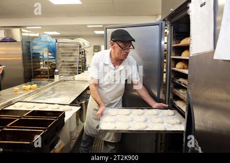 Gary Bland bereitet Stottie's in der Big River Bäckerei in Newcastle vor, die von Andy Haddon gegründet wurde. Eine kleine Bäckerei, die die lokale Gemeinde und bedient Stockfoto