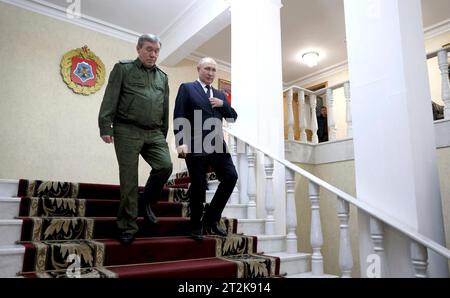 Rostow am Don, Russland. Oktober 2023. Der russische Präsident Wladimir Putin, rechts, geht mit dem Ersten stellvertretenden Verteidigungsminister, dem Generalstabschef Valerij Gerasimow, links nach ihrem Treffen im Hauptquartier des südlichen Militärbezirks am 20. Oktober 2023 in Rostow am Don, Russland. Quelle: Gavriil Grigorov/Kreml Pool/Alamy Live News Stockfoto