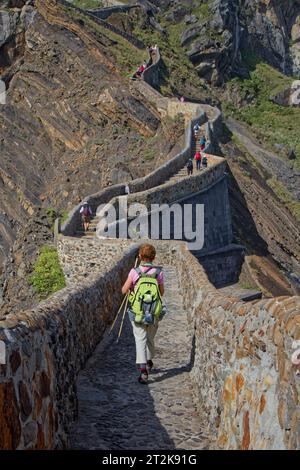 BERMEO, SPANIEN, 26. September 2023 : 241 Stufen Treppe zum Kloster San Juan de Gaztelugatxe sind ein wichtiger Besuch an der baskischen Küste. Stockfoto