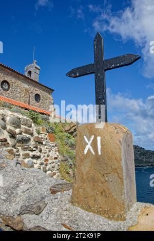 BERMEO, SPANIEN, 26. September 2023 : Kreuz einer der Stationen des Kreuzes nach San Juan de Gaztelugatxe. Stockfoto