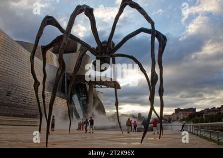 BILBAO, SPANIEN, 26. September 2023: Maman ist eine Skulptur aus Bronze, Edelstahl und Marmor, die eine Spinne darstellt, von der Künstlerin Louise Bourgeois St Stockfoto