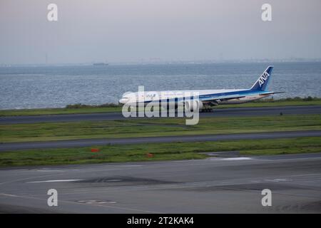 Tokio, Japan. Oktober 2023. Eine ANA All Nippon Airways Boeing 777-300ER (JA793A) Landung.Luftfahrt Flugzeugindustrie Bewegungen am Haneda Tokyo International Airport. Jetliner, Fluggesellschaften, zivile Flugreisen. (Kreditbild: © Taidgh Barron/ZUMA Press Wire) NUR REDAKTIONELLE VERWENDUNG! Nicht für kommerzielle ZWECKE! Stockfoto