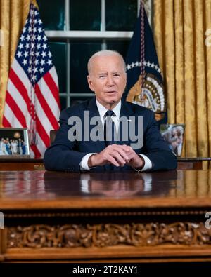 Washington, Usa. Oktober 2023. US-Präsident Joe Biden hält eine Ansprache an die Nation über seine Reaktion auf die jüngsten Terroranschläge der Hamas in Israel und die andauernde russische Invasion in die Ukraine vom Oval Office des Weißen Hauses, 19. Oktober 2023 in Washington, DC Credit: Oliver Contreras/White House Photo/Alamy Live News Stockfoto
