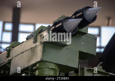 Modernes, ausgeklügeltes Luftabwehrraketensystem und Raketen auf selbstfahrender Abwehrwaffe, die auf der internationalen Waffenmesse in Belgrad enthüllt wurden Stockfoto