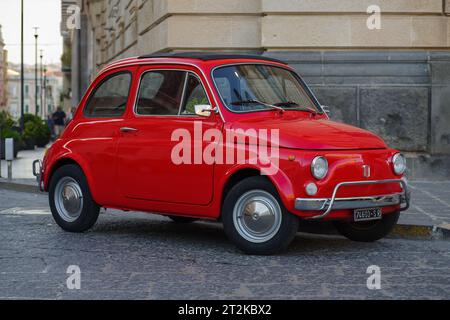 Der Fiat 500, auch bekannt als Cinquecento, wird auf einer Straße im historischen Ortygia auf Sizilien geparkt. Stockfoto