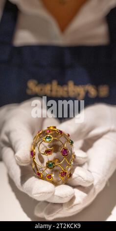 Sotheby's, London, Großbritannien. Oktober 2023. Die Kunst der islamischen Welt und Indiens mit über 1.000 Jahren historischen Objekten, Gemälden und Manuskripten findet am 25. Oktober statt. Zu den Höhepunkten zählen: Mangobalkolben aus Mogul-Steinkristall, eingelegt mit Rubinen und Smaragden, 17. Jahrhundert, geschätzte £ 100.000-150.000. Quelle: Malcolm Park/Alamy Live News Stockfoto