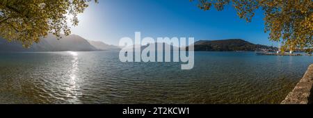 Herrliches Panorama vom Ufer des Sees in Annecy, Haute-Savoie, Frankreich Stockfoto